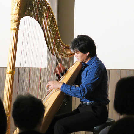日米両国で幅広く活動を展開する古佐子基史さんによるハープコンサート（2017年5月21日）